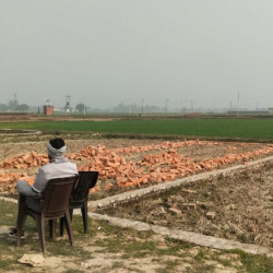 खरीदें आवासीय प्लॉट वाराणसी रामनगर में बनारस् हिन्दु विश्वाविद्यालय से रामनगर मुग़लसराय मैन रूट कमलापुर मे  राजेन्द्र त्रिपाठी डिग्री कॉलेज के पास में प्लॉट तुरंत रजिस्ट्री और कब्जा के साथ 